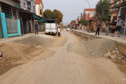 Nhiều người dân phải đổ đất đá để làm đường vào nhà khiến lòng đường bị thu hẹp tiềm ẩn nhiều nguy cơ tai nạn giao thông.