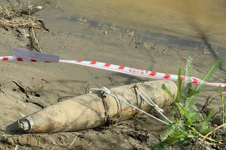 Quả bom được phát hiện nằm ven sông Lô.