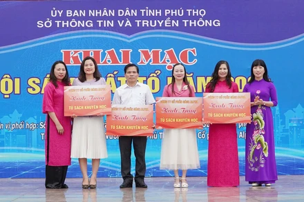 Ban Tổ chức trao tủ sách khuyến học cho các cơ sở giáo dục trên địa bàn tỉnh.