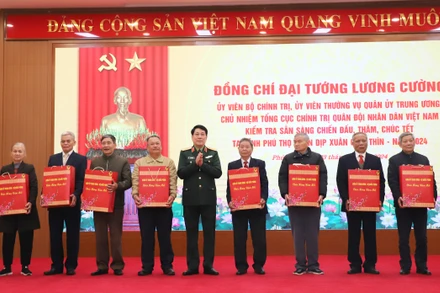 Đại tướng Lương Cường tặng quà cho các gia đình chính sách, người có công tiêu biểu trên địa bàn tỉnh.