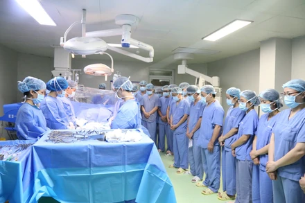 Các y bác sĩ cúi đầu tri ân người hiến tạng trước khi phẫu thuật.