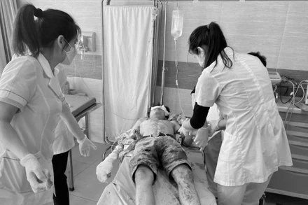 Các y, bác sĩ Trung tâm Y tế huyện Thanh Sơn cấp cứu bệnh nhân bị tai nạn do pháo tự chế.