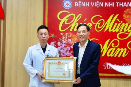 Lãnh đạo tỉnh Thanh Hóa trao tặng Bằng khen cho Khoa Hồi sức cấp cứu Bệnh viện Nhi.