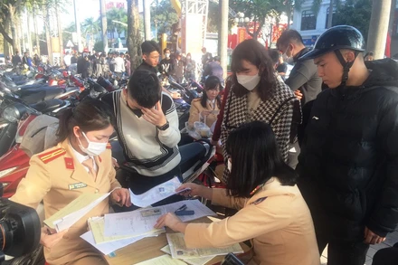 Cảnh sát giao thông lập biên bản xử lý các hành vi vi phạm Luật giao thông đường bộ.