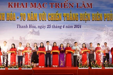 Các đại biểu cắt băng khai mạc triển lãm.