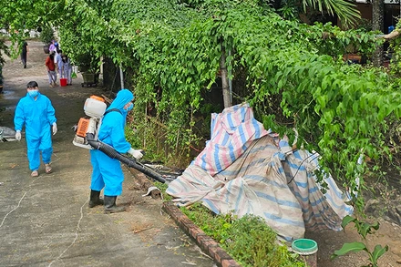 Trung tâm Y tế thành phố Thanh Hóa phun Cloramin B khử khuẩn môi trường ở phường Thiệu Dương.