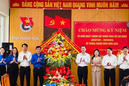 Lãnh đạo tỉnh Thanh Hóa tặng hoa chúc mừng tổ chức đoàn, thanh niên trong tỉnh.
