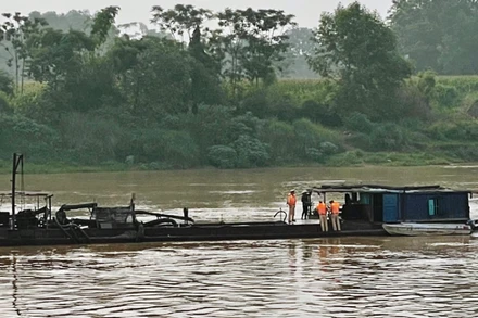 Lực lượng chức năng bắt giữ phương tiện cùng nhân lực đang khai thác cát trái phép.