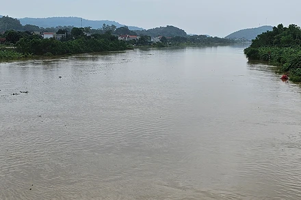 Nước trên sông Lèn ở thị trấn Hà Trung.