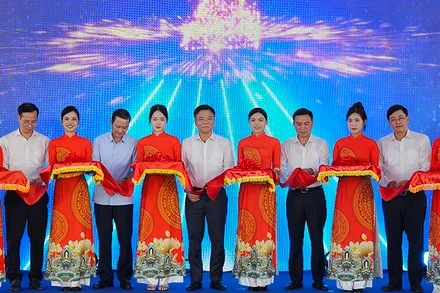 Phó Thủ tướng Chính phủ và các đại biểu cắt băng khánh thành đường dây 500kV mạch 3 tại điểm cầu Thanh Hóa.