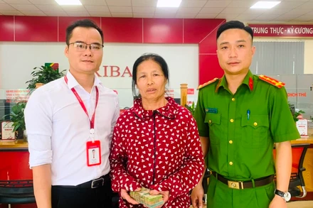 Khách hàng phối hợp công an và cán bộ Agribank ngăn chặn hành vi lừa đảo, chiếm đoạt tài sản.