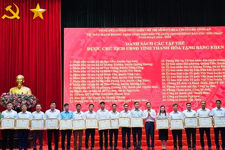 Lãnh đạo tỉnh Thanh Hóa trao tặng Bằng khen cho các tập thể có thành tích xuất sắc.