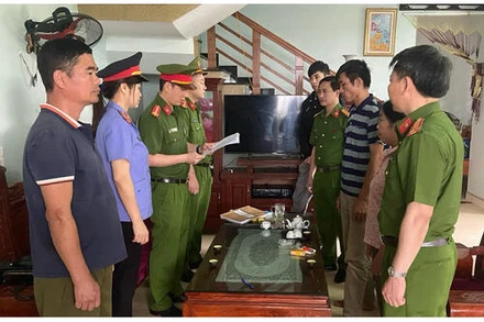 Cơ quan chức năng công bố quyết định khởi tố bị can.