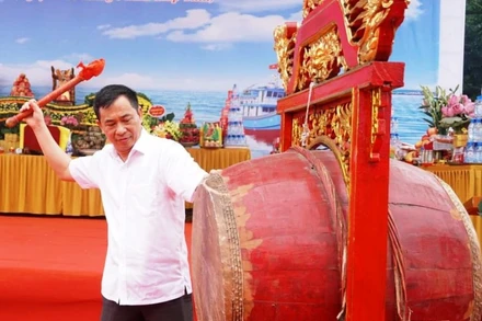 Lãnh đạo thành phố Sầm Sơn nổi trống khai hội.