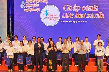 Các đơn vị đồng tổ chức trao học bổng cho sinh viên.