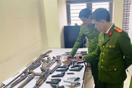 Công an kiểm tra các loại vũ khí thu giữ.