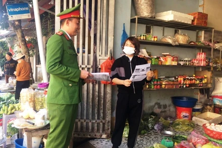 Công an tuyên truyền tới người dân không sản xuất, buôn bán, sử dụng pháo trái phép.