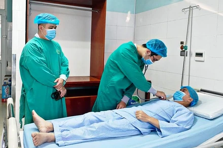 Bác sĩ thăm, khám sức khỏe bệnh nhân trước khi xuất viện.