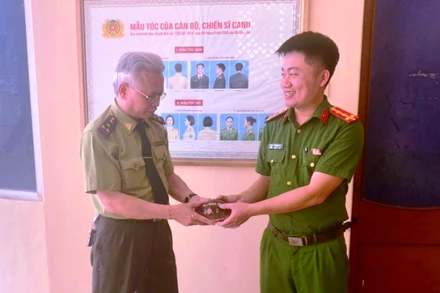 Công an bàn giao cá thể rùa cho Trung tâm cứu hộ.