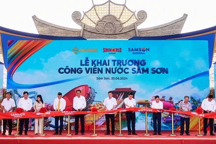 Các đại biểu cắt băng khai trương Công viên nước Sầm Sơn.