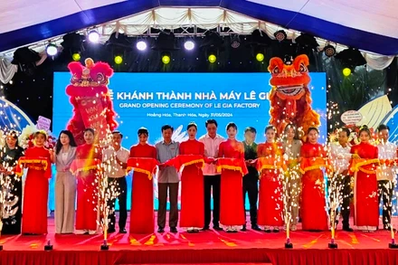 Các đại biểu cắt băng khánh thành, đưa nhà máy vào hoạt động.