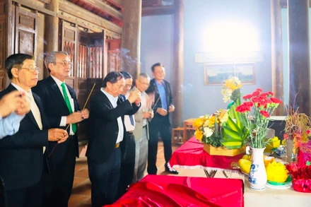 Đại biểu cùng dòng họ Hồ dâng hương tưởng niệm Hồ Quý Ly.