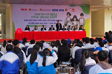 Quang cảnh buổi tư vấn tuyển sinh, hướng nghiệp.