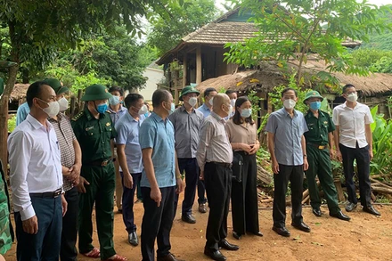 Lãnh đạo tỉnh Thanh Hóa cùng các cơ quan kiểm tra phòng, chống dịch bạch hầu ở thị trấn Mường Lát.