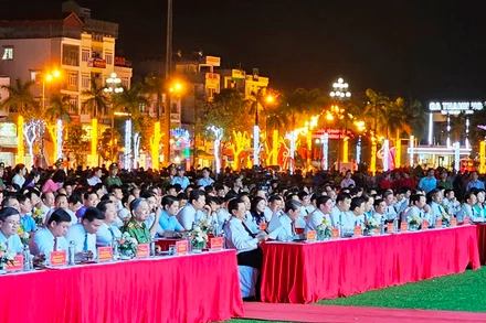 Các đại biểu cùng nhân dân tại Thanh Hóa tham dự điểm cầu truyền hình. 