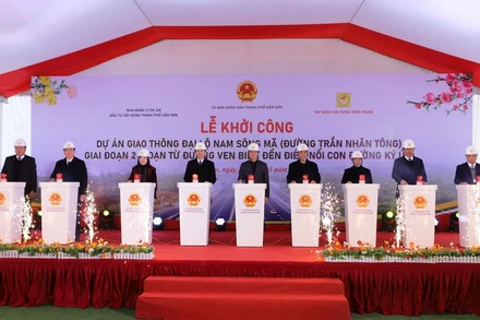 Các đại biểu phát lệnh khởi công, thực hiện dự án.