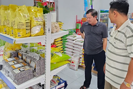 Khách hàng lựa chọn sản phẩm nông sản bày bán ở huyện Hoằng Hóa.