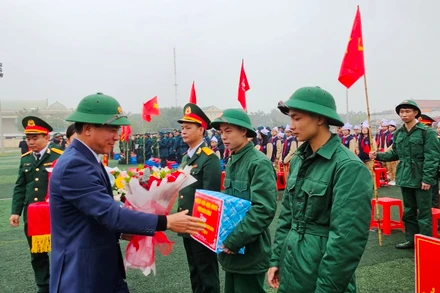 Bí thư Tỉnh ủy Thanh Hóa trao tặng quà cho các tân binh.