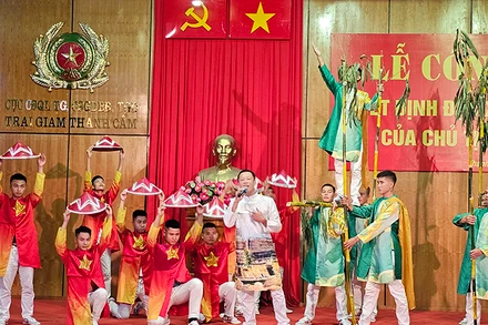 Một tiết mục văn nghệ mừng ngày đặc xá.