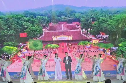 Một tiết mục văn nghệ mừng huyện đạt chuẩn nông thôn mới.