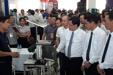 Cán bộ tỉnh Thanh Hóa nghe giới thiệu về sản phẩm số.