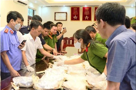 Lực lượng chức năng xem xét ma túy tang vật.