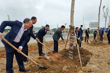 Lãnh đạo tỉnh Thanh Hóa và huyện Đông Sơn trồng cây đời đời nhớ ơn Bác Hồ.