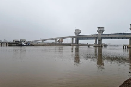 Cống ngăn mặn, trữ nước ngọt trên sông Lèn cơ bản hoàn thành thi công xây lắp.