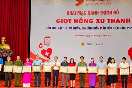 Lãnh đạo tỉnh Thanh Hóa trao tặng Bằng khen cho các tập thể có thành tích xuất sắc trong công tác hiến máu tình nguyện.