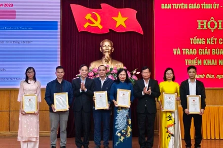 Lãnh đạo tỉnh Thanh Hóa trao thưởng cho các tác giả có tác phẩm đoạt giải C.