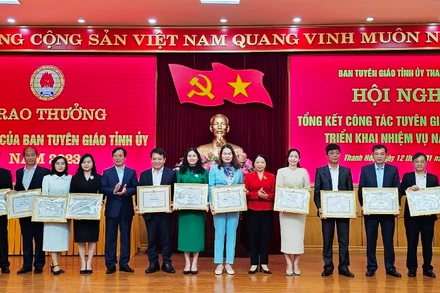 Lãnh đạo Ban Tuyên giáo Tỉnh ủy Thanh Hóa tặng Giấy khen cho các tập thể có thành tích xuất sắc năm 2023.