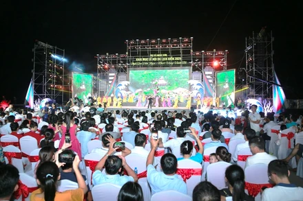 Quang cảnh lễ hội du lịch biển Nghi Sơn.