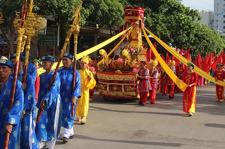 Lễ rước Thành hoàng các làng về khu vực đền thờ Độc Cước cùng phối tế.