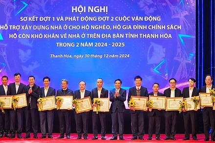 Bí thư Tỉnh ủy Thanh Hóa trao tặng Bằng khen cho các tập thể có thành tích trong thực hiện Chỉ thị 22.