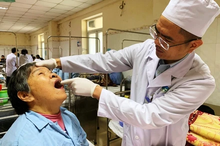 Bác sĩ thăm, khám khoang miệng cho bệnh nhân.