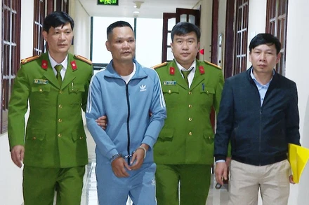 Công an quản lý đối tượng ra đầu thú.