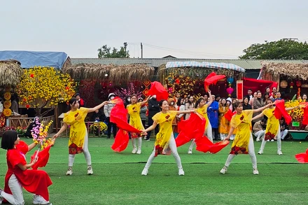 Một tiết mục văn nghệ mừng đón xuân mới của công nhân lao động.