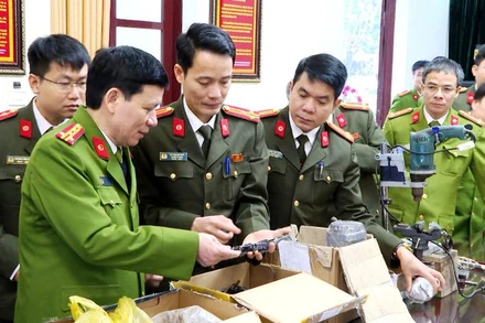 Lãnh đạo Công an Thanh Hóa xem xét tang vật vụ án.