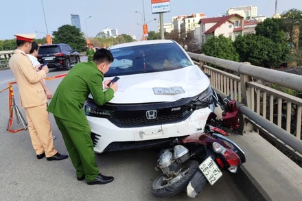 Công an thụ lý hiện trường vụ va chạm giữa 2 phương tiện.