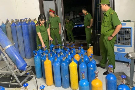 Lực lượng chức năng phát hiện, thu giữ bình chứa, thiết bị san, chiết "khí cười" trái phép.